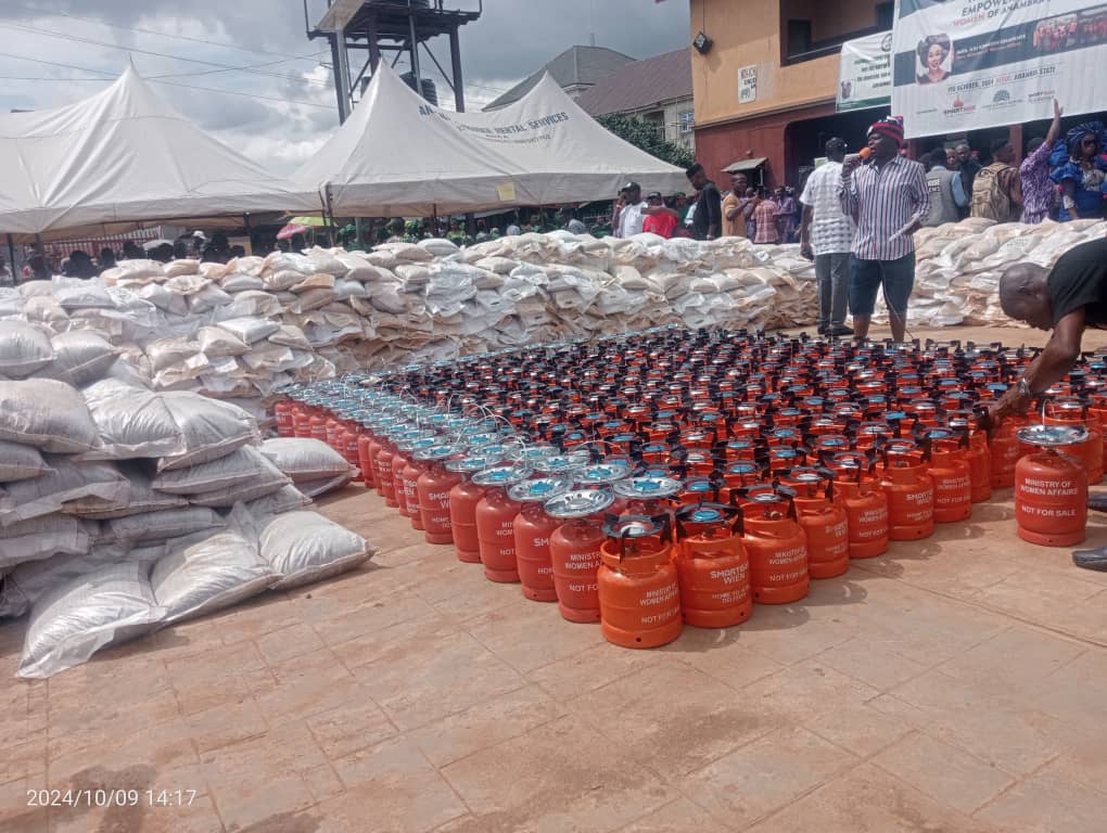 Jubilation in Anambra as FG shares bags of rice, gas cylinders, others to less privileged